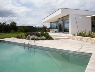 Living-Pool en Autriche s’harmonisant avec l’architecture de la maison