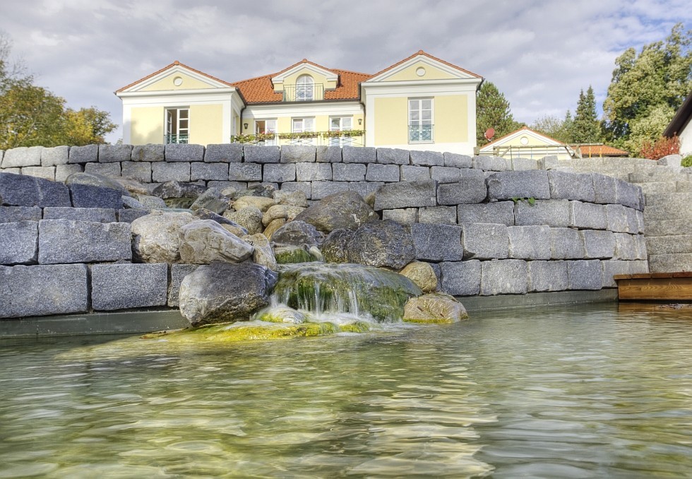 baignade ecologique en Allemagne avec murs en pierre naturelle et chute