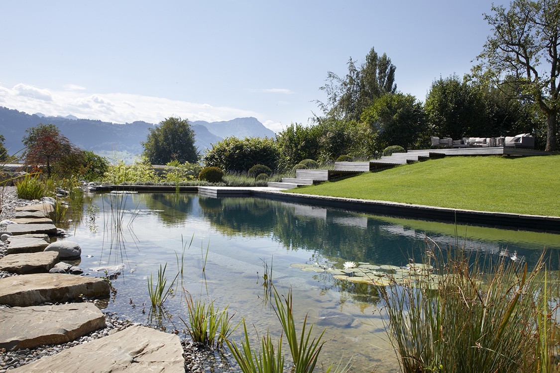baignade ecologique en Suisse avec une conception harmonieuse de jardin