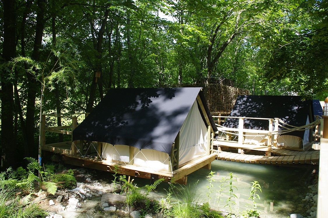 Baignade écologique en Slovénie avec camping dans des cabanes dans les arbres