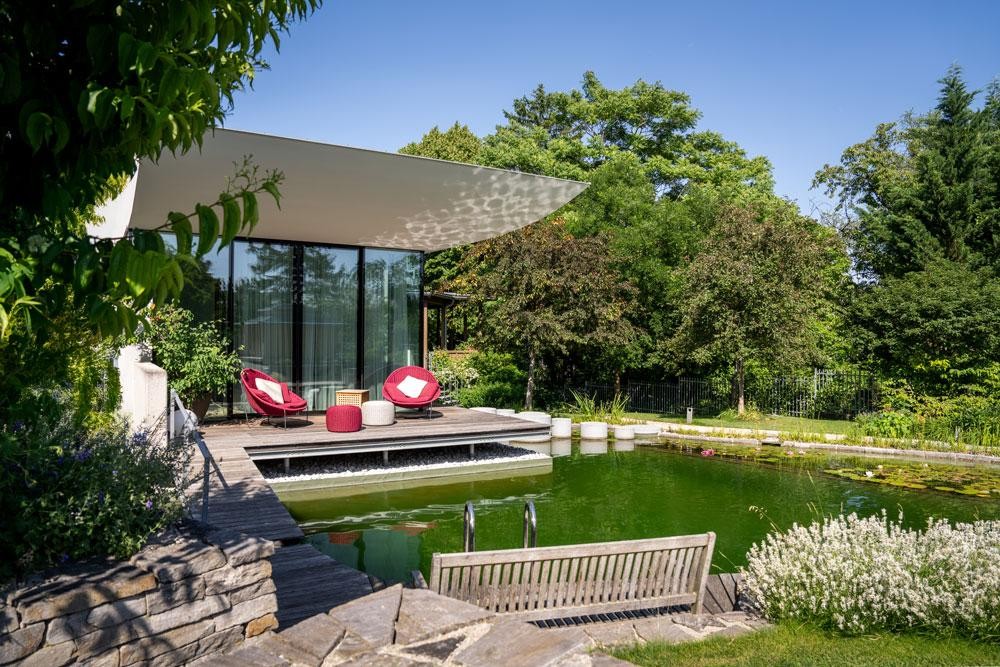 Bassin de baignade Biotop avec terrasse moderne en bois et coin salon