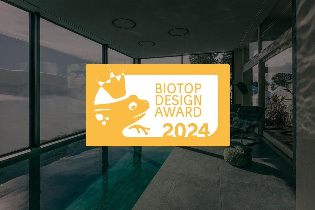 Logo BIOTOP Design Award 2024 devant une piscine naturelle intérieure
