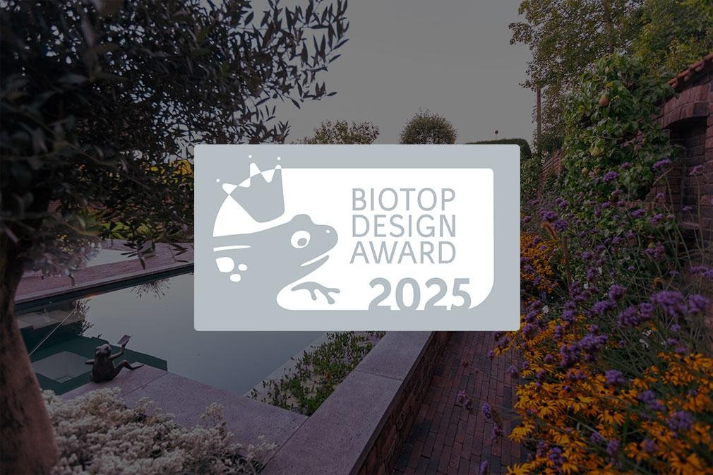 Logo Biotop Design Award 2025 devant un jardin avec piscine naturelle