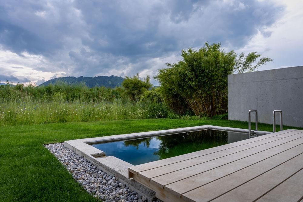 Piscine Biotop Living privée à l'hôtel Bergeblick pour chaque lodge