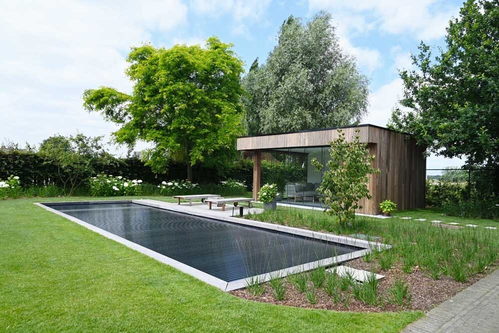 Biotop Living Pool avec terrasse moderne et poolhouse dans un jardin élégant