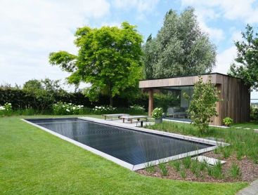 Biotop Living Pool avec terrasse moderne et poolhouse dans un jardin élégant
