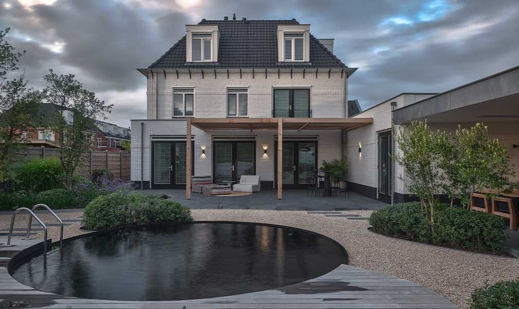 Piscine naturelle particulière en version ronde de Biotop dans son propre jardin