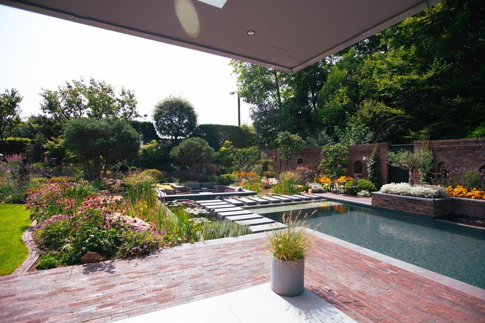 Piscine naturelle avec terrasse nenuphars et plantation naturelle