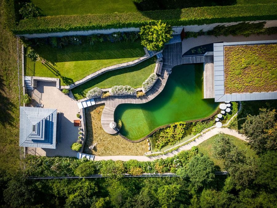 Piscine naturelle Biotop vue d en haut avec terrasse bois toit vegetalise et jardin