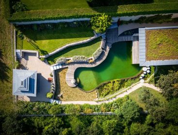 Piscine naturelle Biotop vue d en haut avec terrasse bois toit vegetalise et jardin