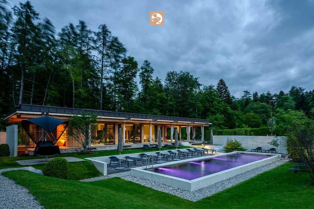 Biopool dans un hôtel le soir, avec éclairage et décor forestier