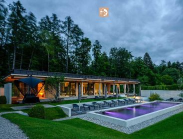 Biopool dans un hôtel le soir, avec éclairage et décor forestier