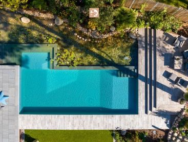 Jardin idyllique avec piscine et chaises longues