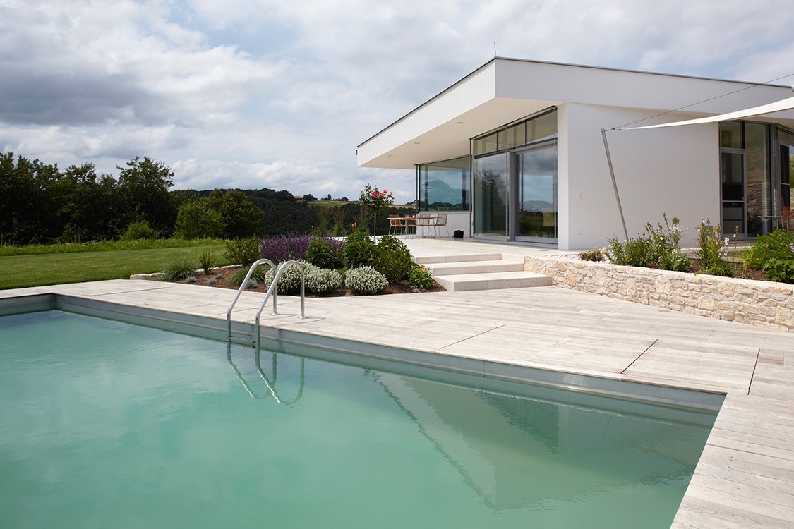 Living-Pool en Autriche s’harmonisant avec l’architecture de la maison