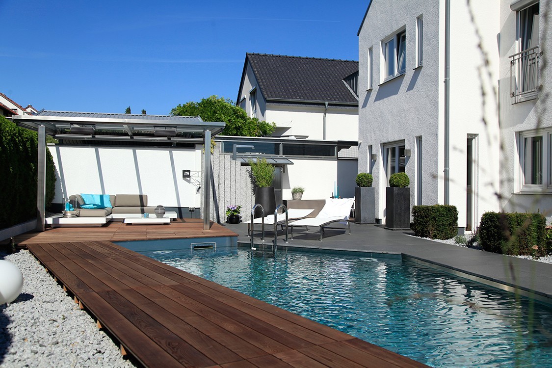 Living-Pool en Allemagne avec acier inoxydable et pierre naturelle