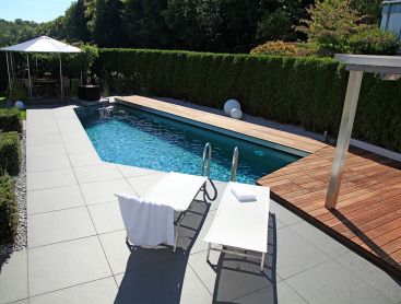 Living-Pool en Allemagne avec acier inoxydable et pierre naturelle