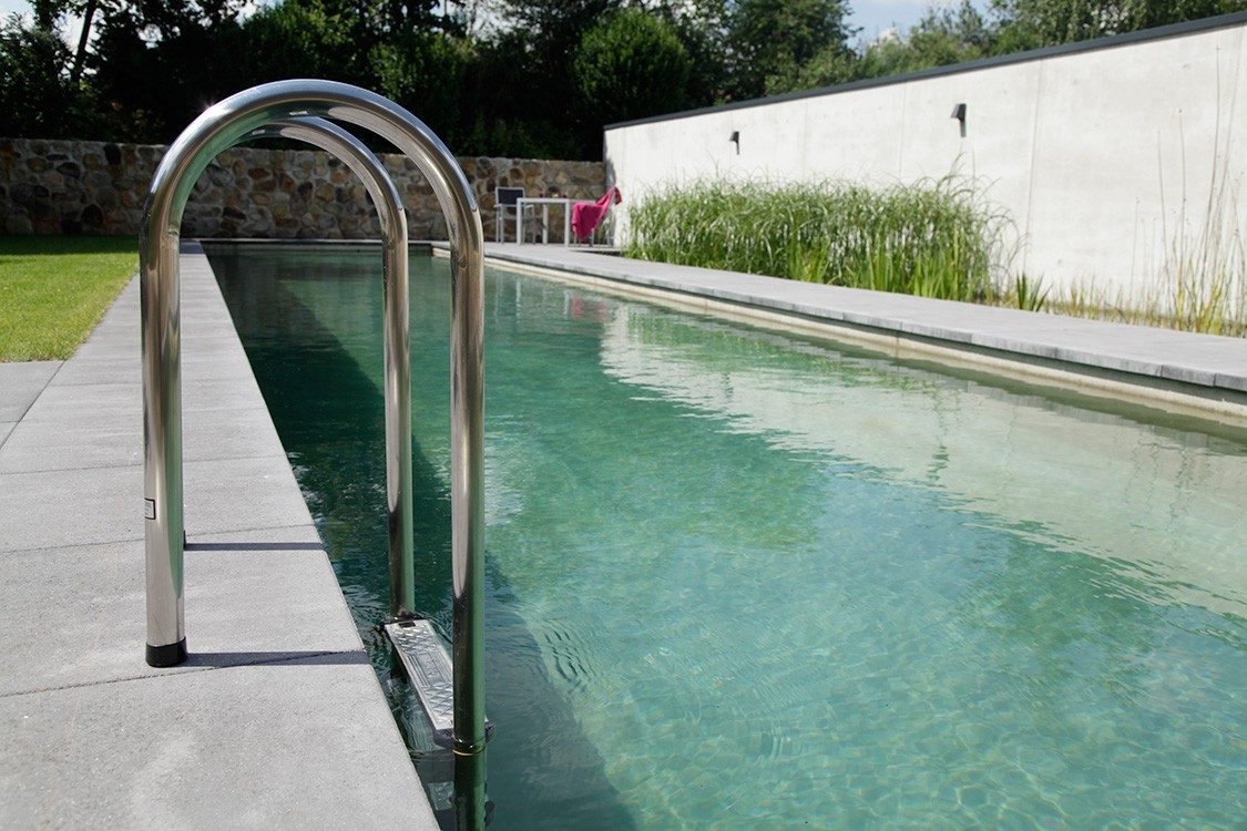 Living-Pool en Allemagne avec diffusion d’énergie par le fond du bassin