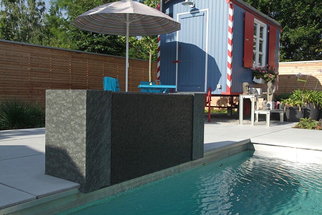 Living-Pool en Allemagne avec cabine de bain originale