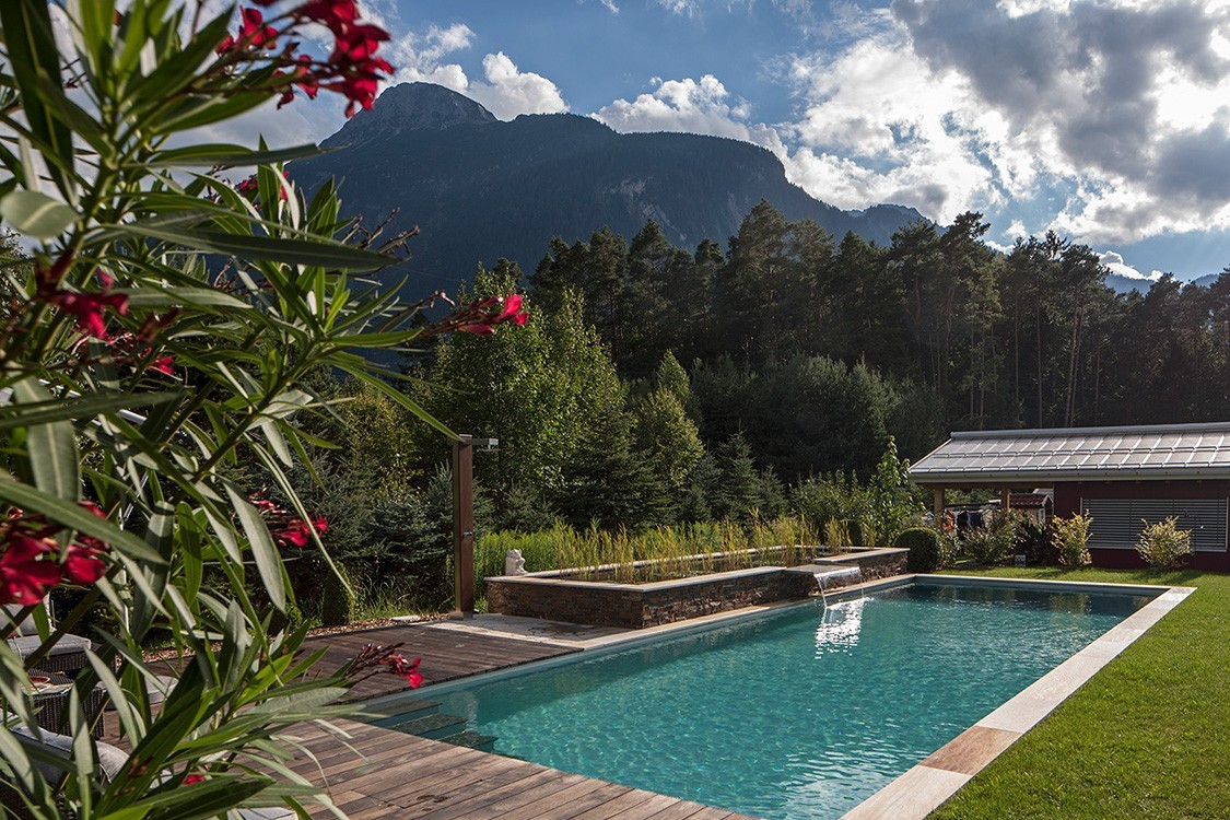 Living-Pool en Autriche avec cascade en acier inoxydable