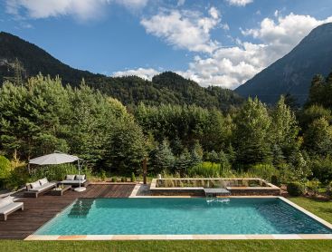 Living-Pool en Autriche avec cascade en acier inoxydable