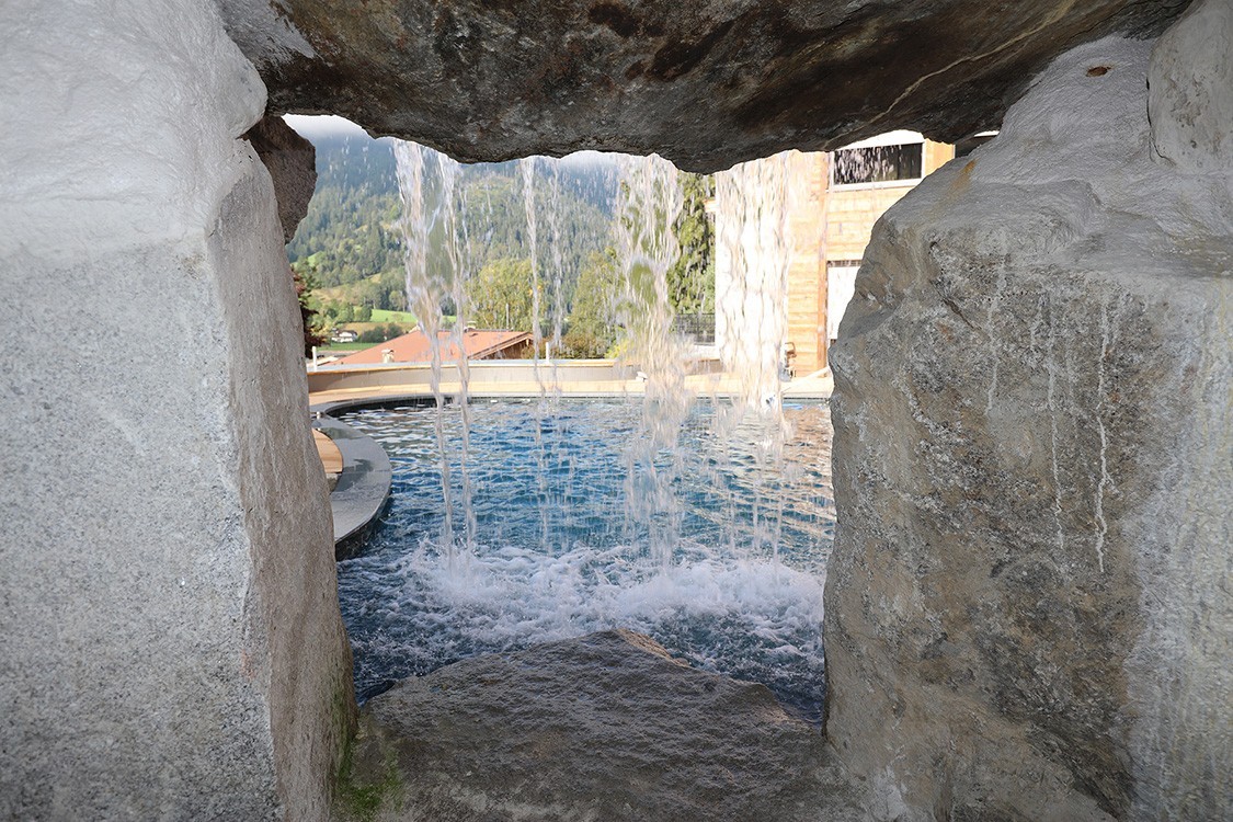 Living-Pool intégré dans la roche