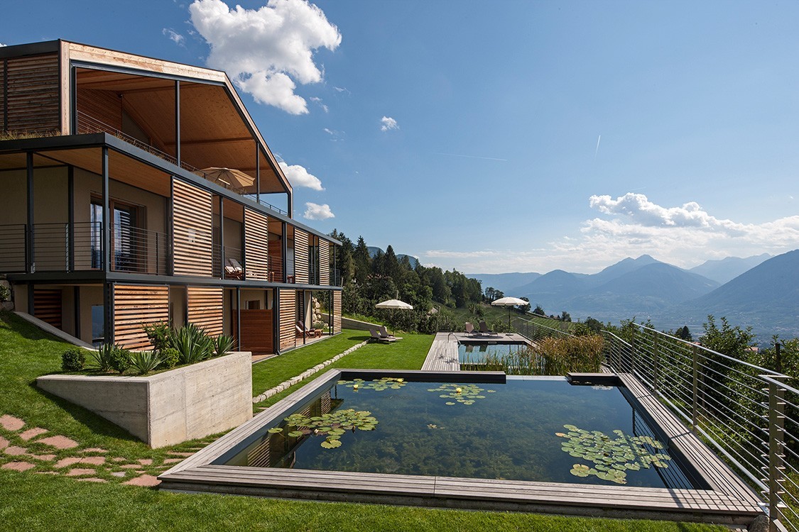 Living-Pool dans un hôtel du Tyrol italien avec vue sur les Alpes