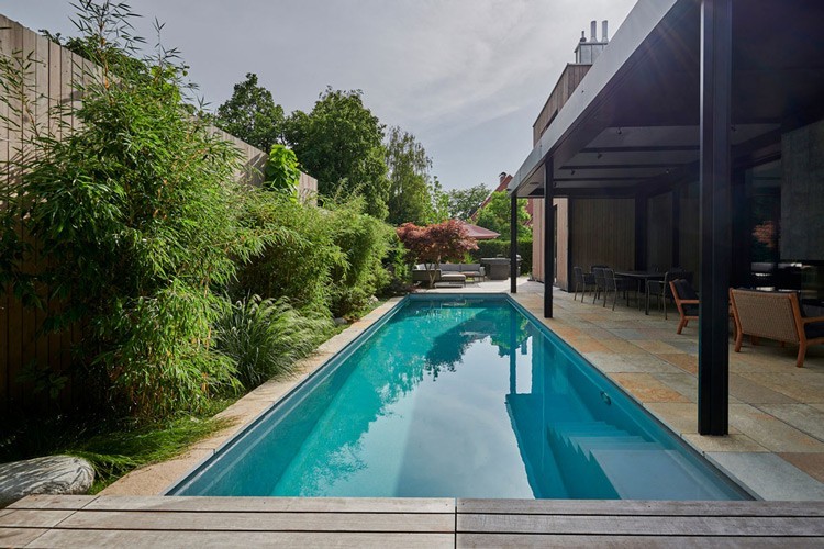 Une Living Pool de Biotop encadrée de pierres calcaires et de plantations