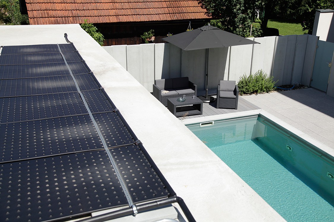 Living-Pool en Suisse avec chauffage solaire sur l’abri voitures