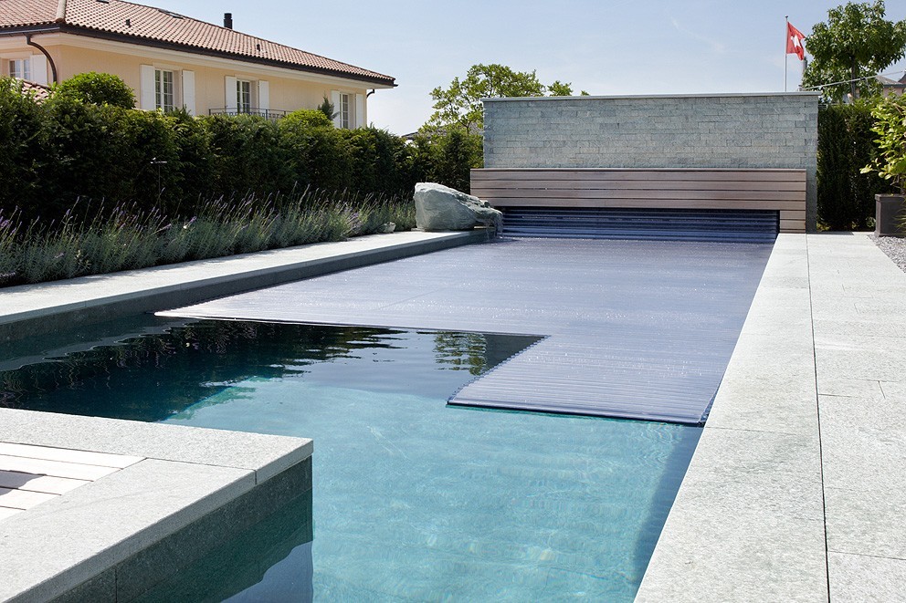 Living-Pool en Suisse recouvert de granit