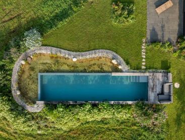 Piscine naturelle moderne avec effet infinity et zone de régénération vue du ciel