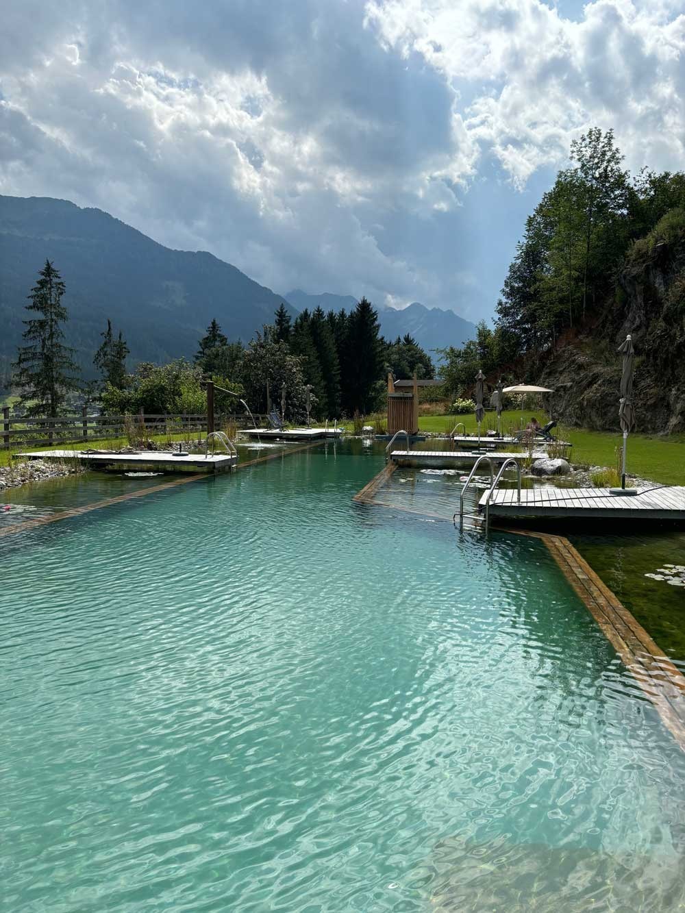 Grande piscine naturelle dans un décor alpin au Weyerhof