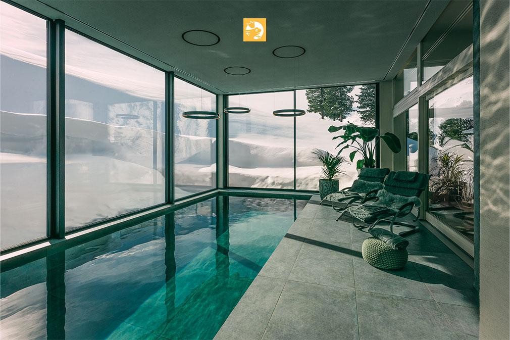 Piscine naturelle intérieure avec vue montagne et transats bien-être