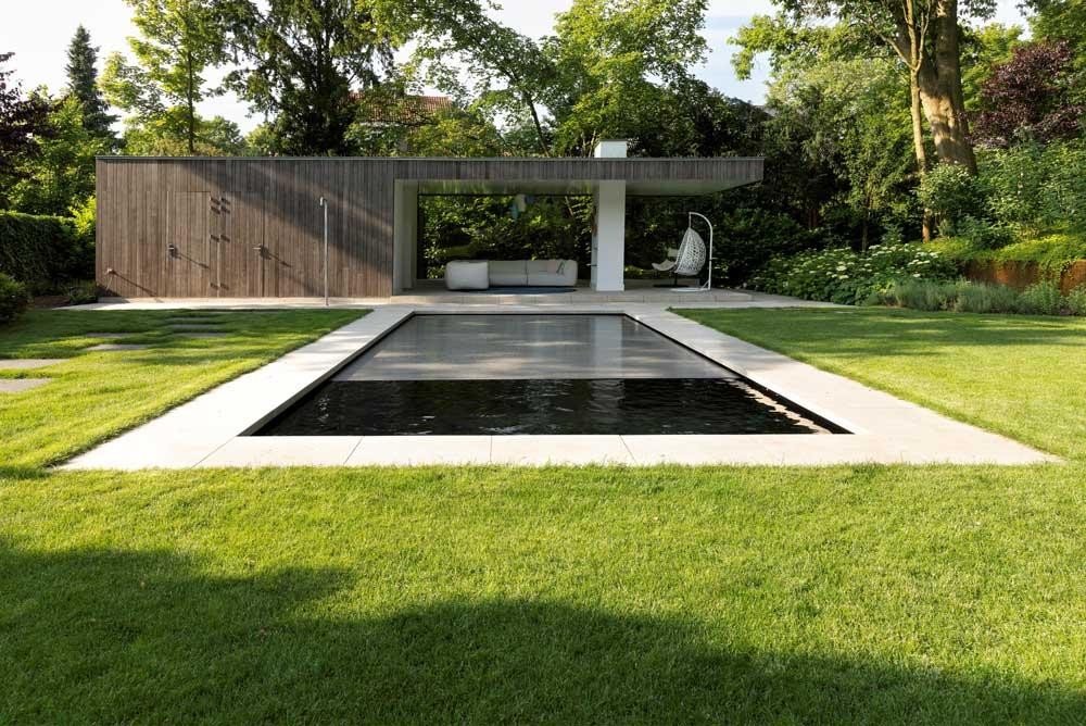 Piscine naturelle moderne avec poolhouse et jardin verdoyant
