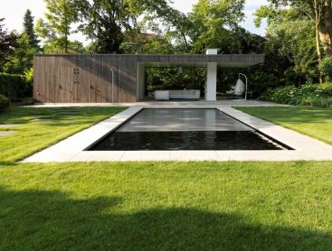 Piscine naturelle moderne avec poolhouse et jardin verdoyant