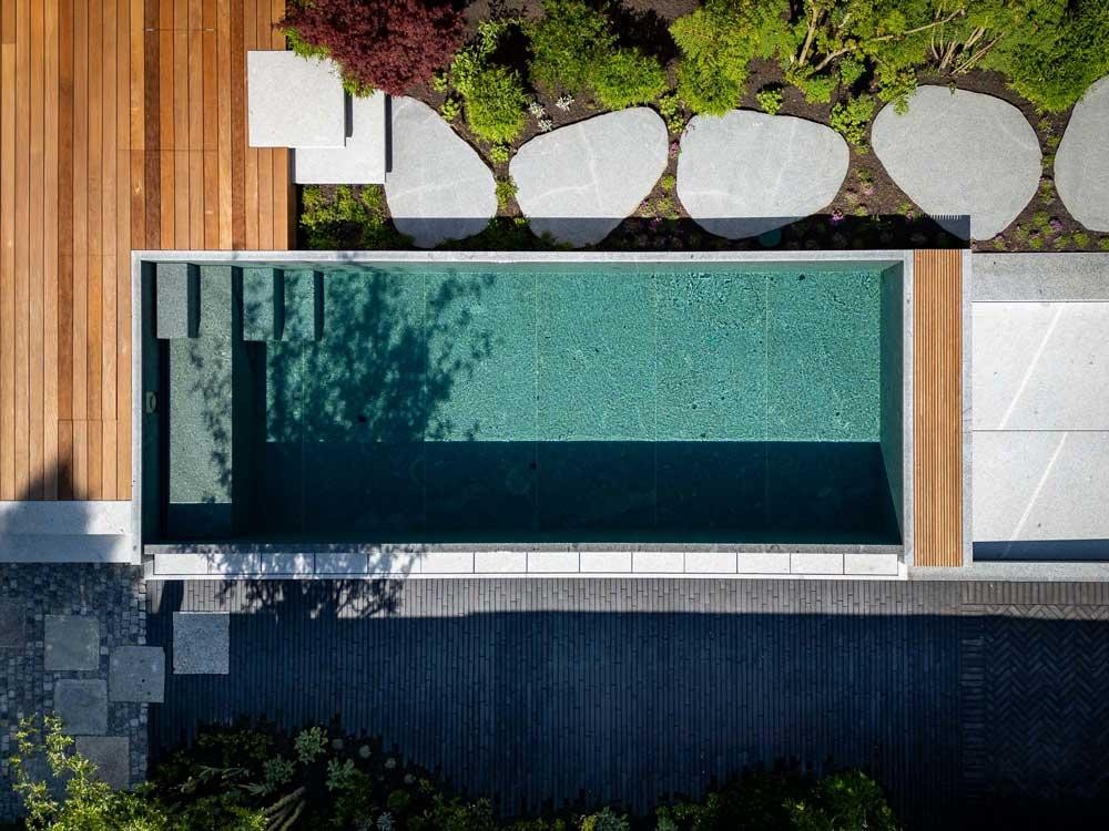Piscine naturelle Schleitzer vue du ciel avec terrasse en bois