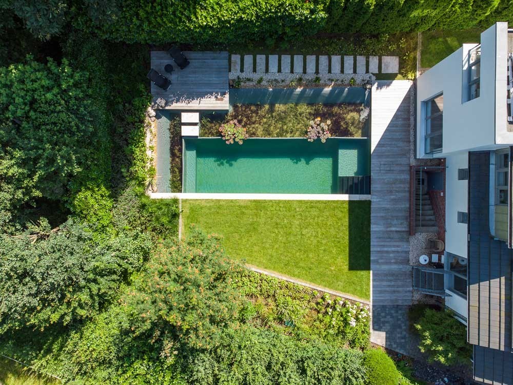 Vue aerienne d un etang de baignade rectangulaire avec zone de regeneration